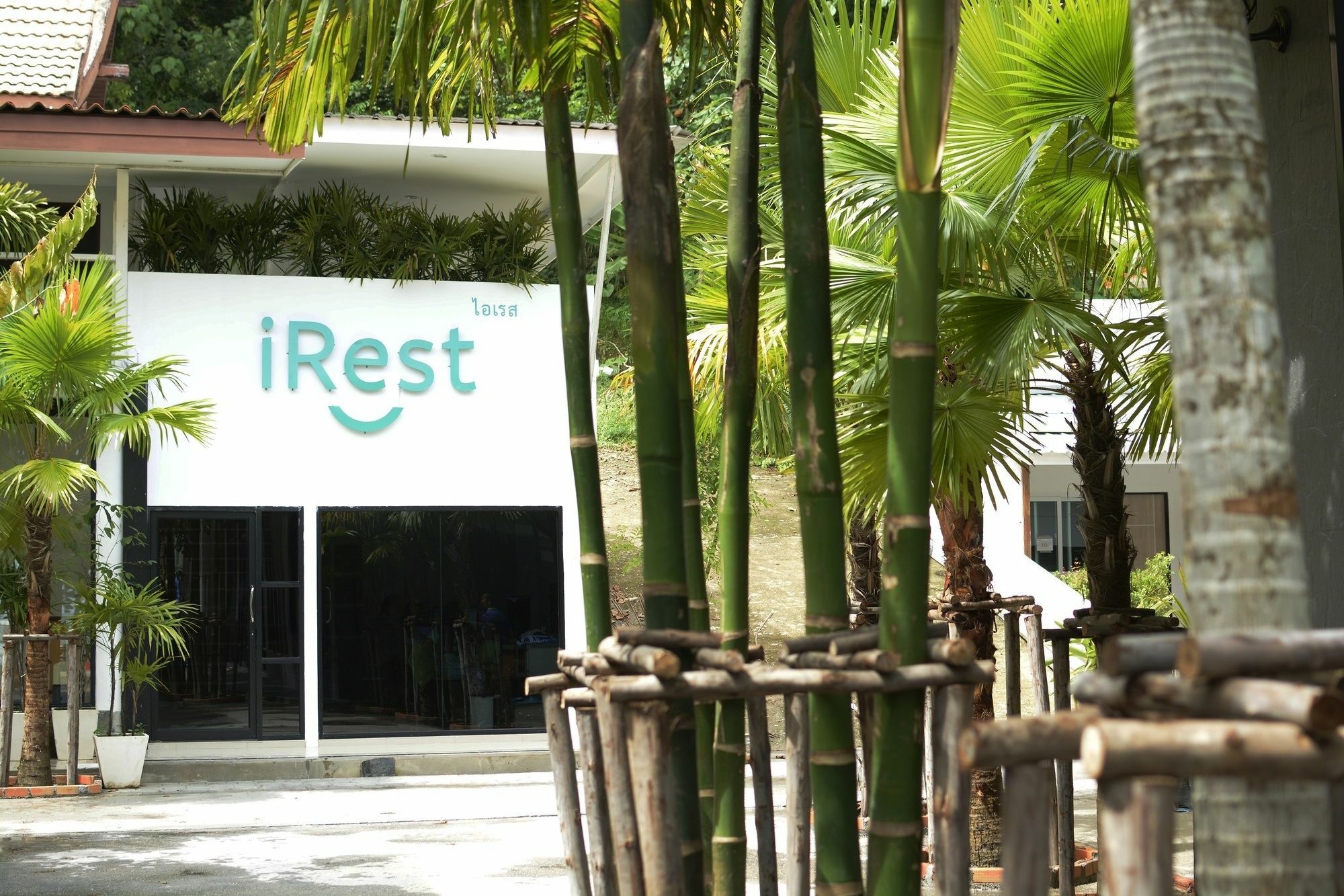 Irest Ao Nang Seafront Hostel Exterior foto