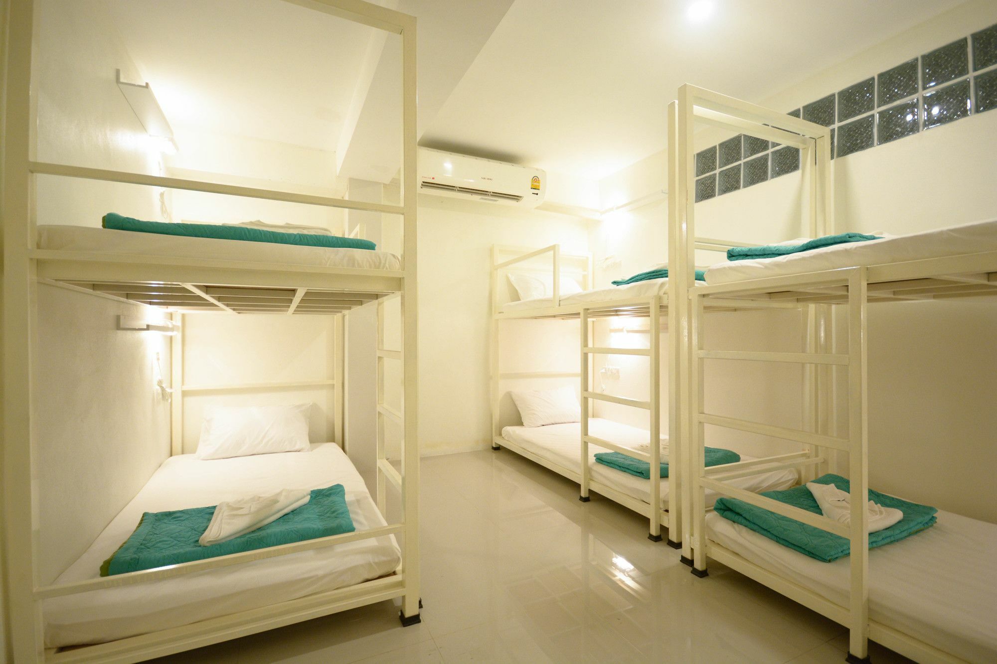 Irest Ao Nang Seafront Hostel Exterior foto