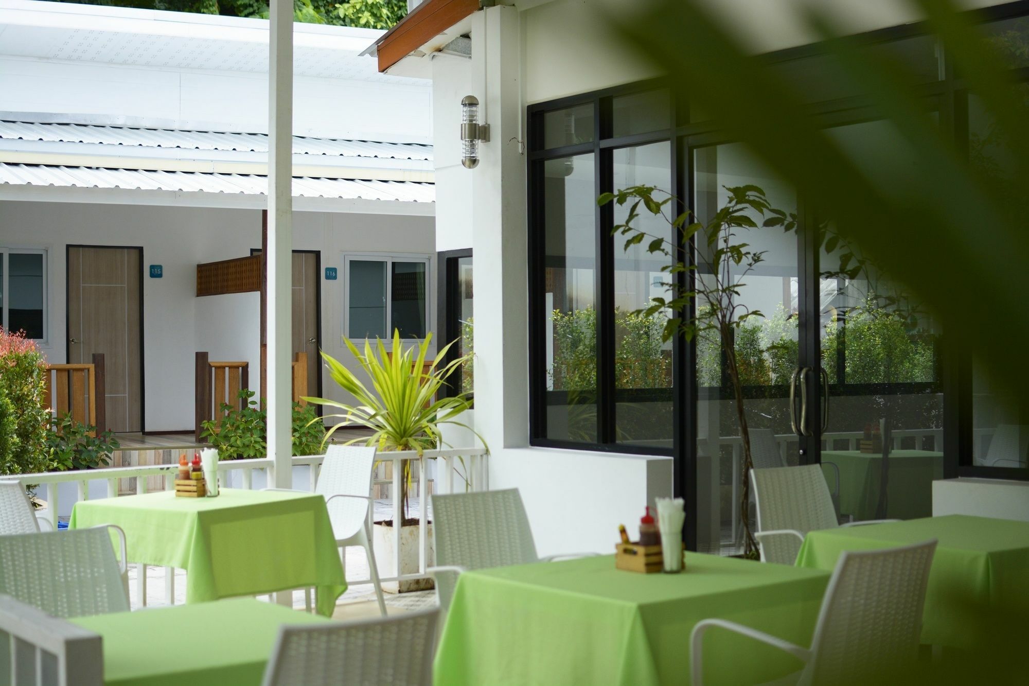 Irest Ao Nang Seafront Hostel Exterior foto